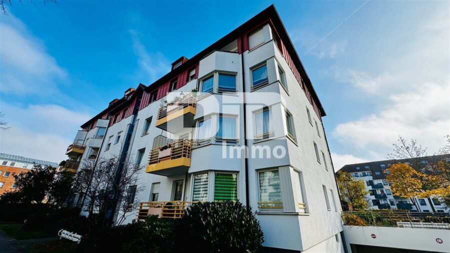 Schöne Eigentumswohnung in gefragter Wohnlage mit Balkon / Tiefgarage und Parkanlage - Frontansicht